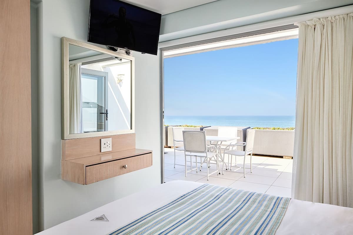 Premium bedding, in-room safe, iron/ironing board, bed sheets