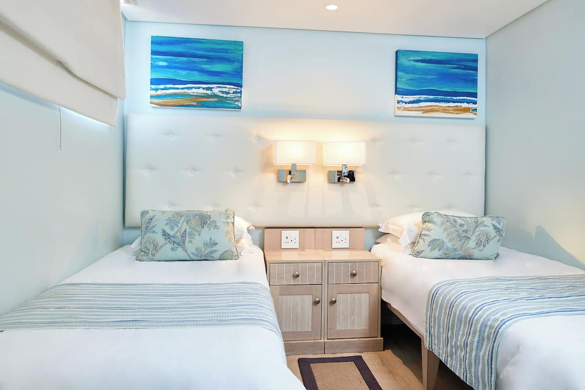 Ylelliset vuodevaatteet, tallelokero huoneessa, silitysrauta/-lauta