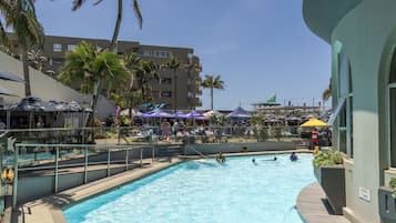 Hồ bơi ngoài trời, dù/ô trên bãi biển/hồ bơi, ghế dài tắm nắng