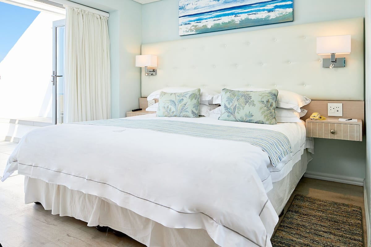 Premium bedding, in-room safe, iron/ironing board, bed sheets