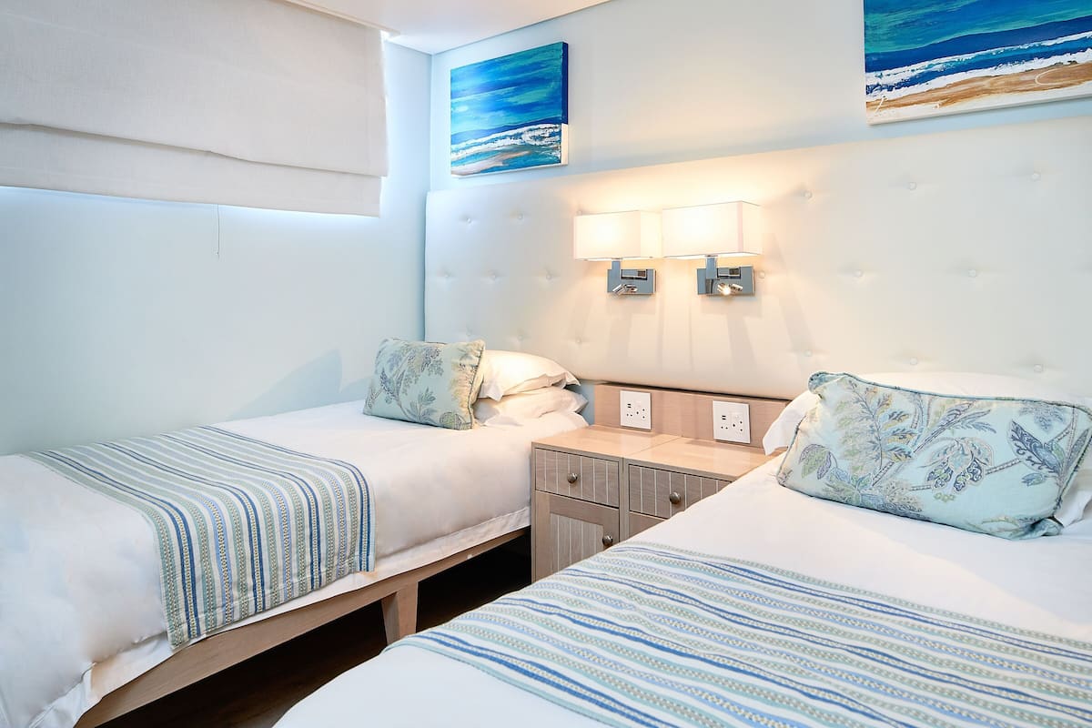 Premium bedding, in-room safe, iron/ironing board, bed sheets