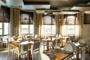 3 restaurants; breakfast, lunch, dinner, and brunch served - First Group La Montagne (Ballito)