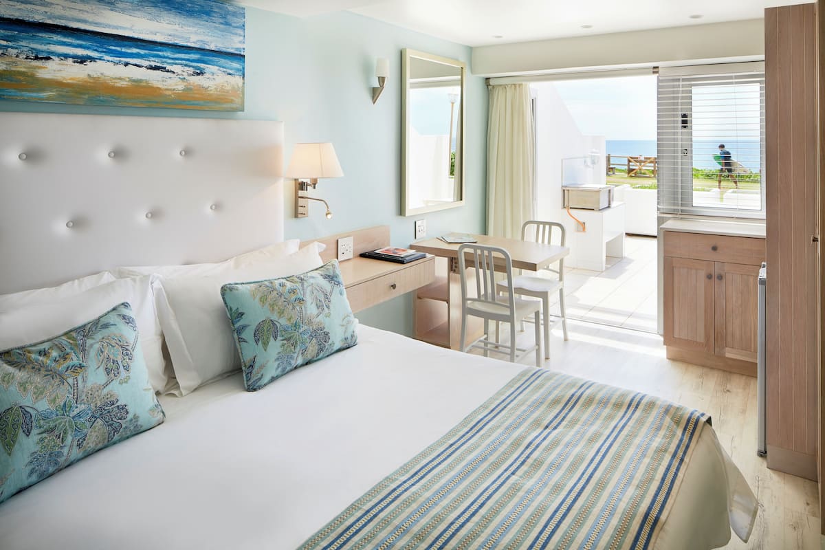 Ylelliset vuodevaatteet, tallelokero huoneessa, silitysrauta/-lauta