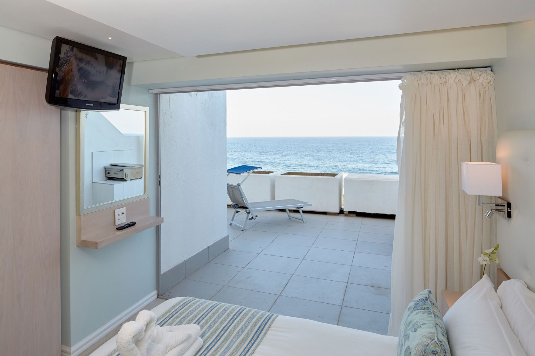 Premium bedding, in-room safe, iron/ironing board, bed sheets