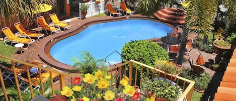 Una piscina al aire libre (de 09:00 a 21:00), sombrillas, tumbonas