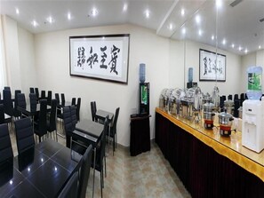 Breakfast (CNY 10 per person)