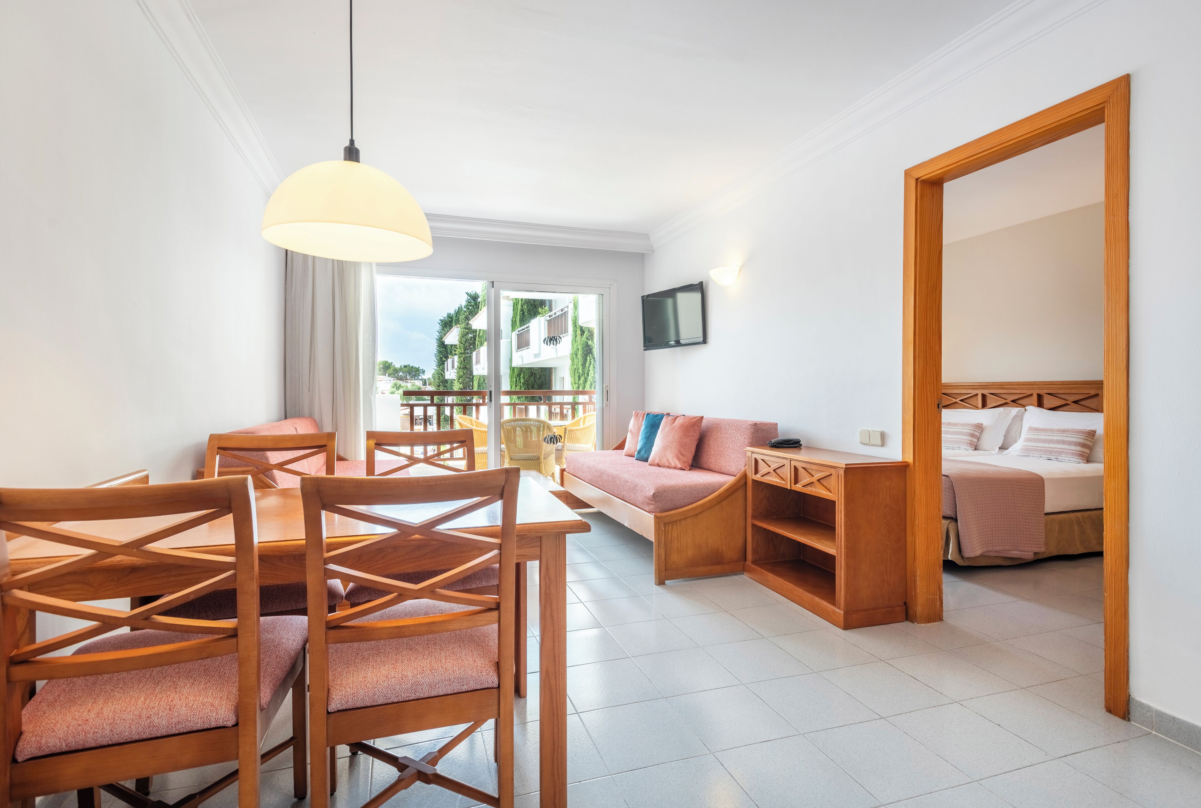 Una sala de estar moderna con comedor, sofá y cama.