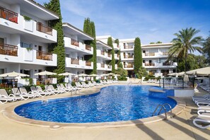 Outdoor pool, pool umbrellas, sun loungers - Inturotel Esmeralda Garden (Santanyi)