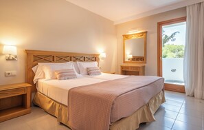 1 kamar tidur, meja kerja, tirai kedap cahaya, dan setrika/meja setrika