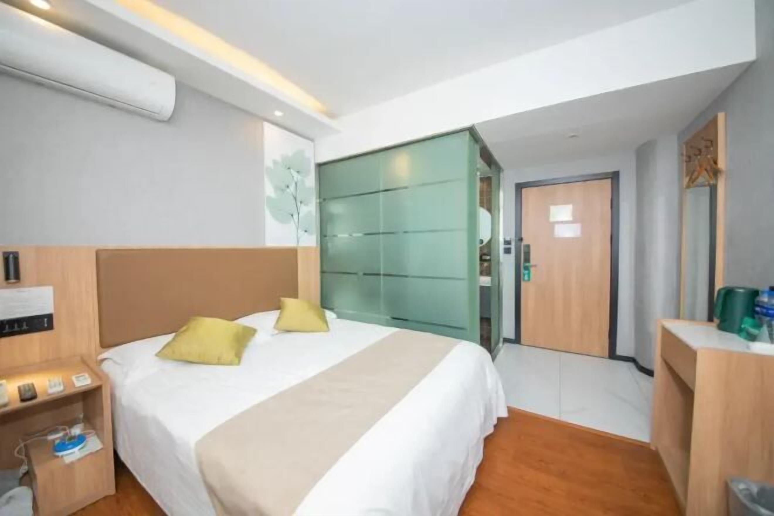 遮光カーテン、WiFi (無料)