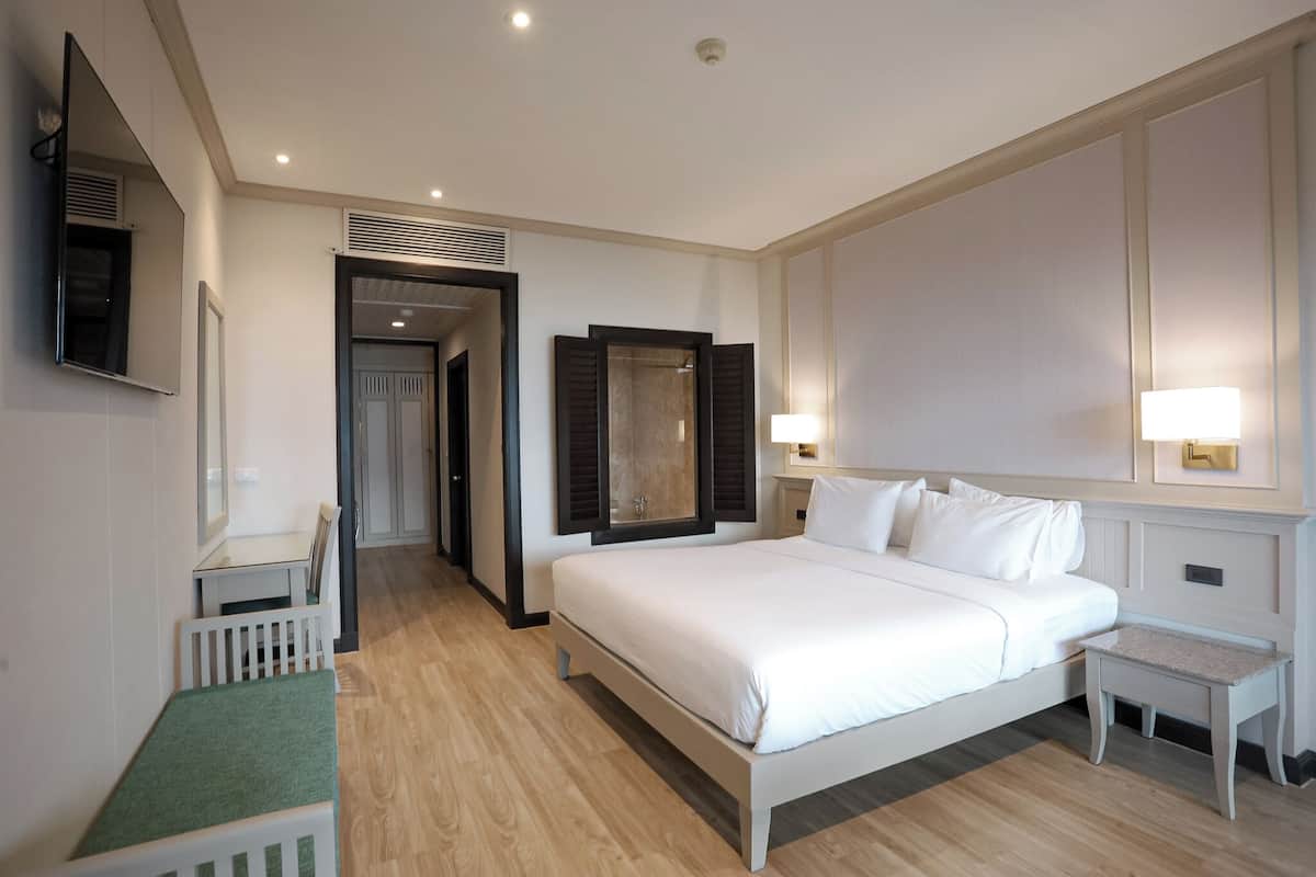 Minibar, in-room safe, desk, blackout curtains