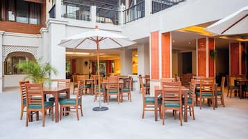 2 restaurants, spécialités Cuisine internationale