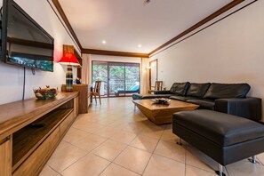 Superior Suite - King | Minibar, in-room safe, desk, blackout drapes - Pinnacle Grand Jomtien Resort and Beach Club (Sattahip)