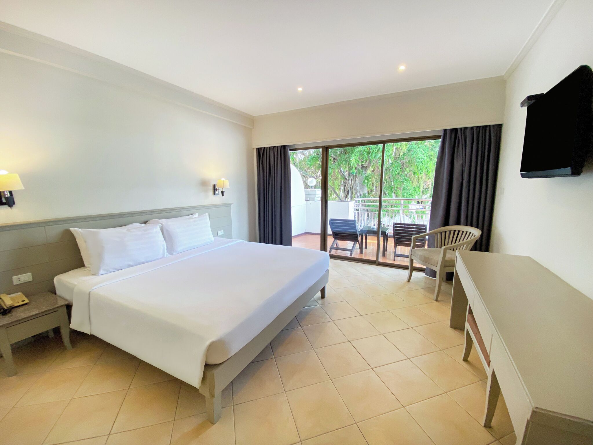 Minibar, caja de seguridad en la habitación y escritorio 