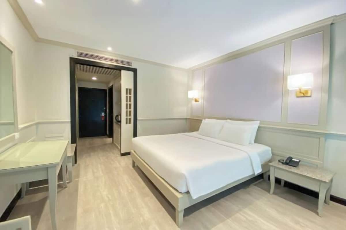 Minibar, in-room safe, desk, blackout drapes