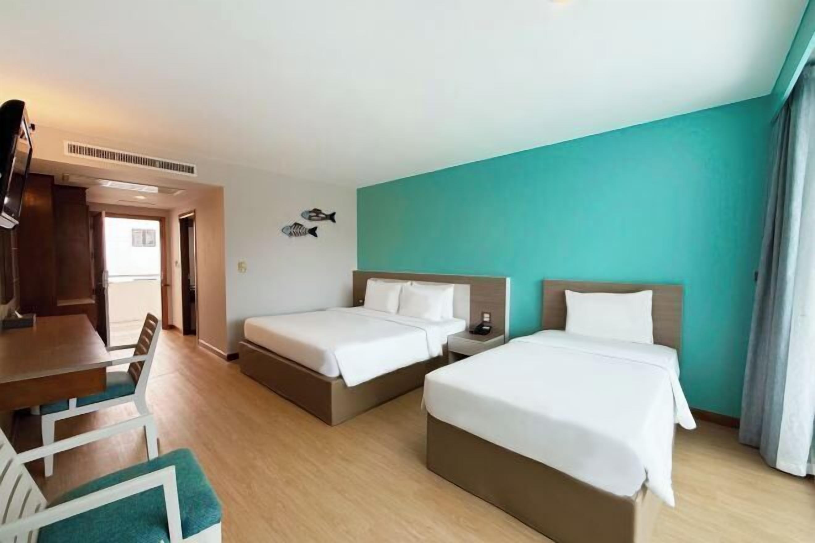 Minibar, caja de seguridad en la habitación y escritorio 