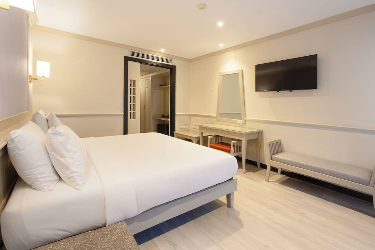 Minibar, in-room safe, desk, blackout curtains