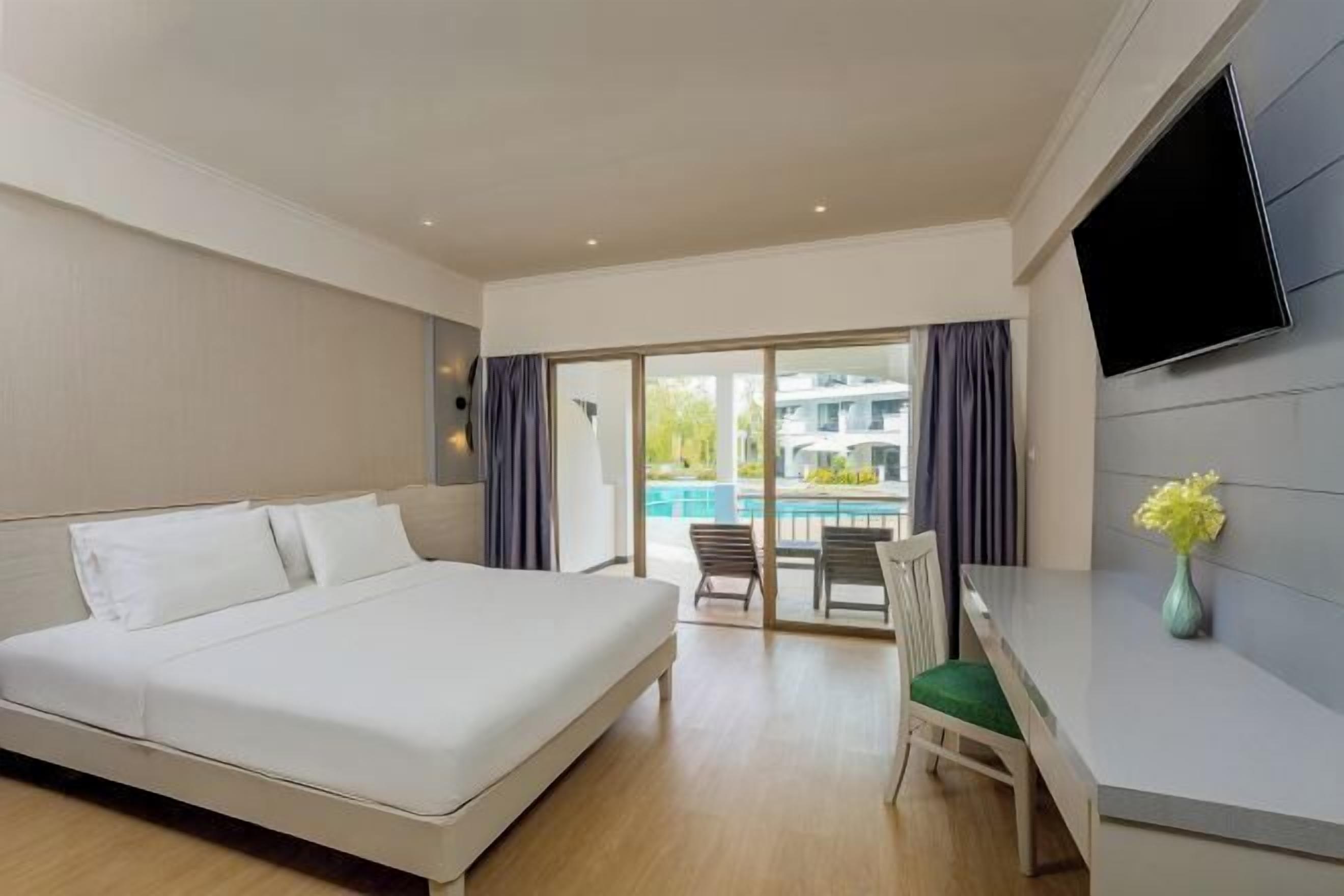 Minibar, caja de seguridad en la habitación y escritorio 