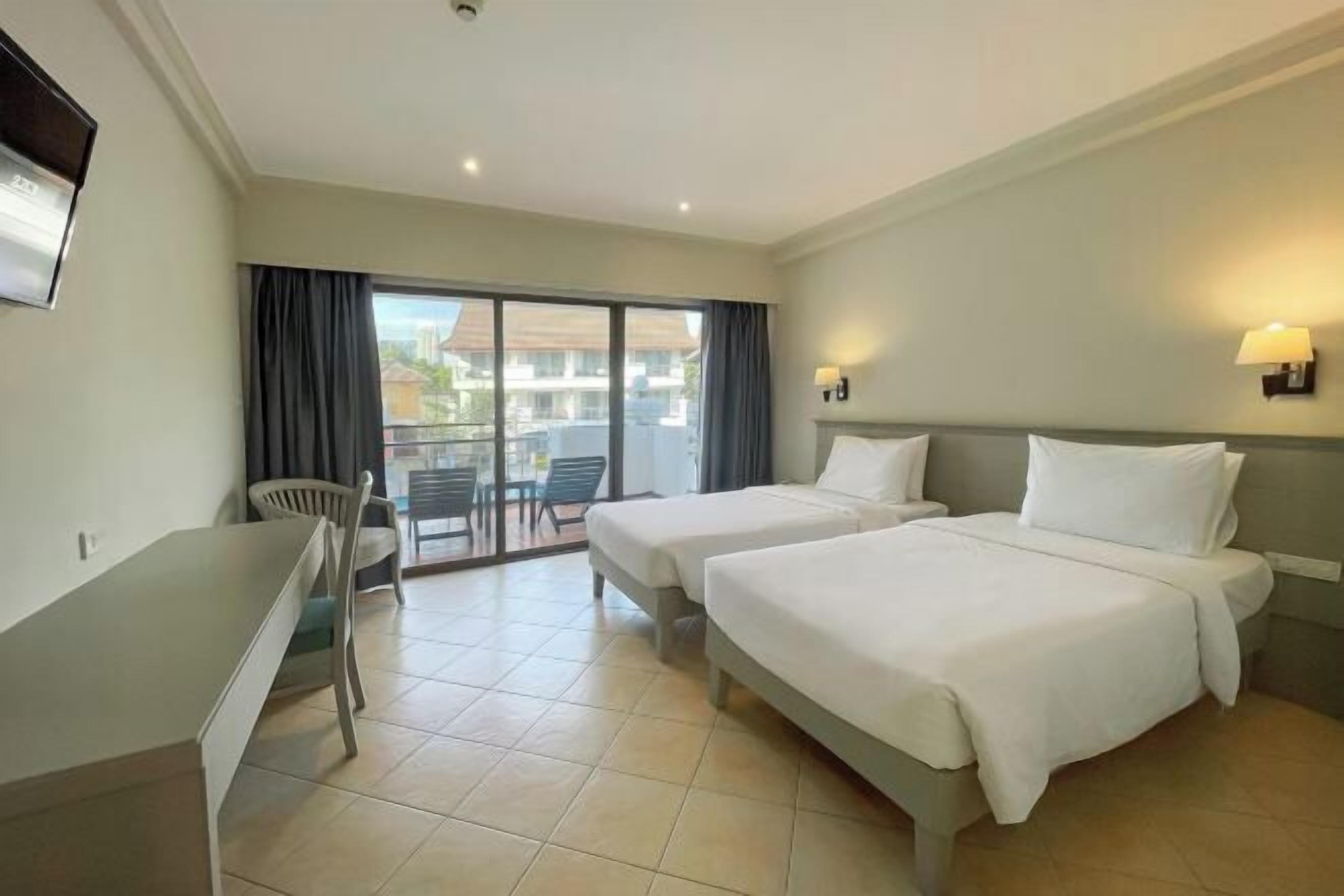 Minibar, caja de seguridad en la habitación y escritorio 