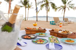 2 restaurants, breakfast, lunch, dinner served; international cuisine