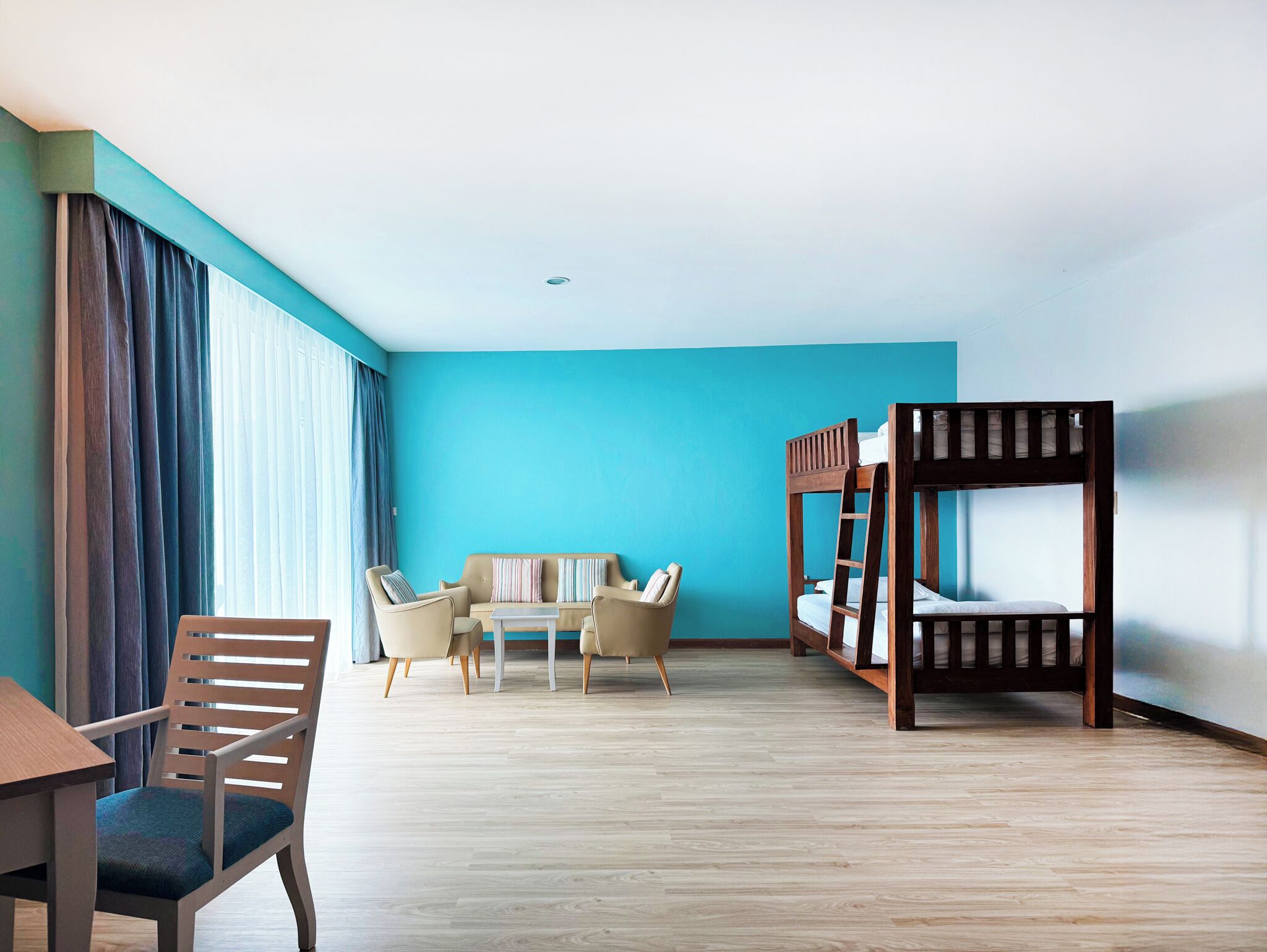 Minibar, caja de seguridad en la habitación y escritorio 