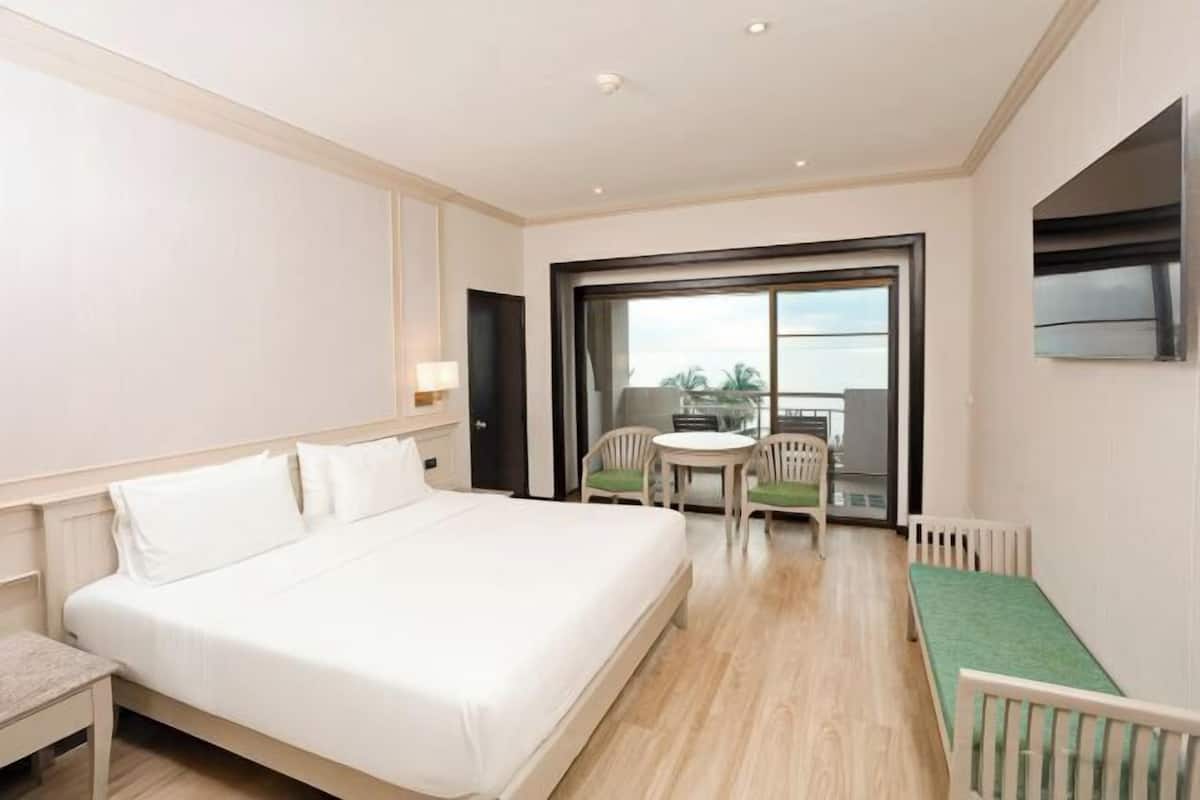 Minibar, in-room safe, desk, blackout drapes