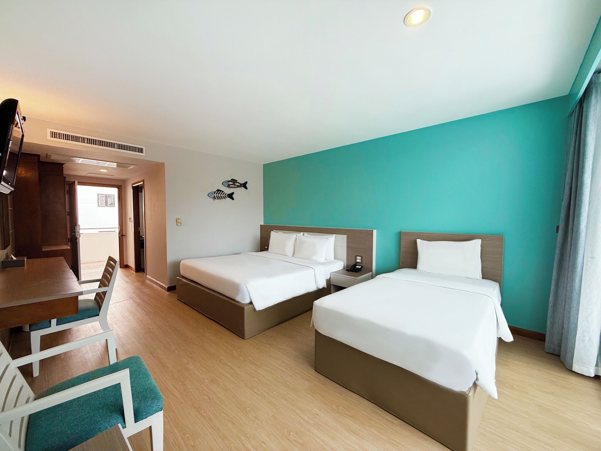 Minibar, caja de seguridad en la habitación y escritorio 