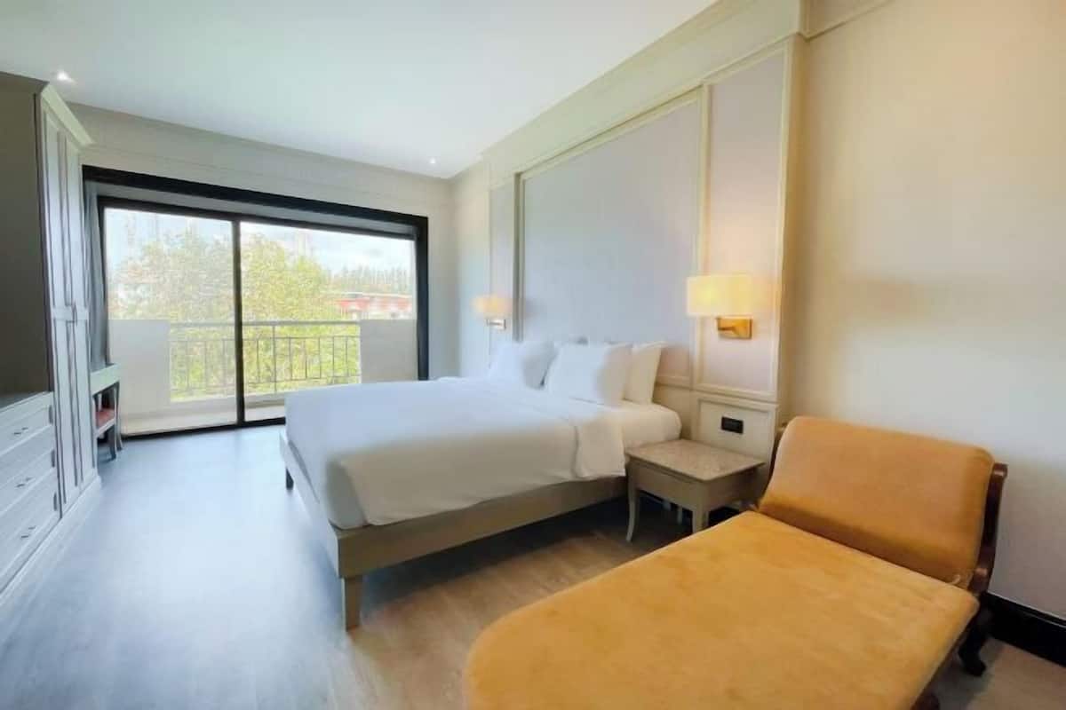 Minibar, in-room safe, desk, blackout drapes