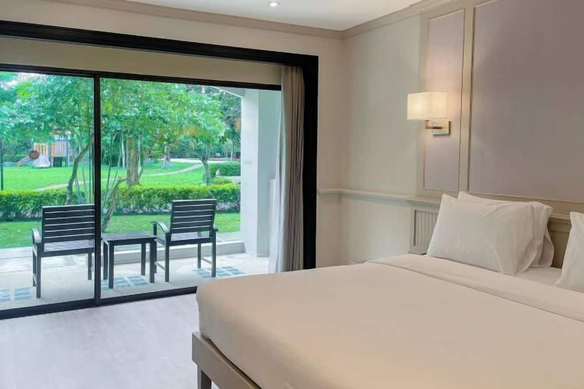 Minibar, in-room safe, desk, blackout drapes