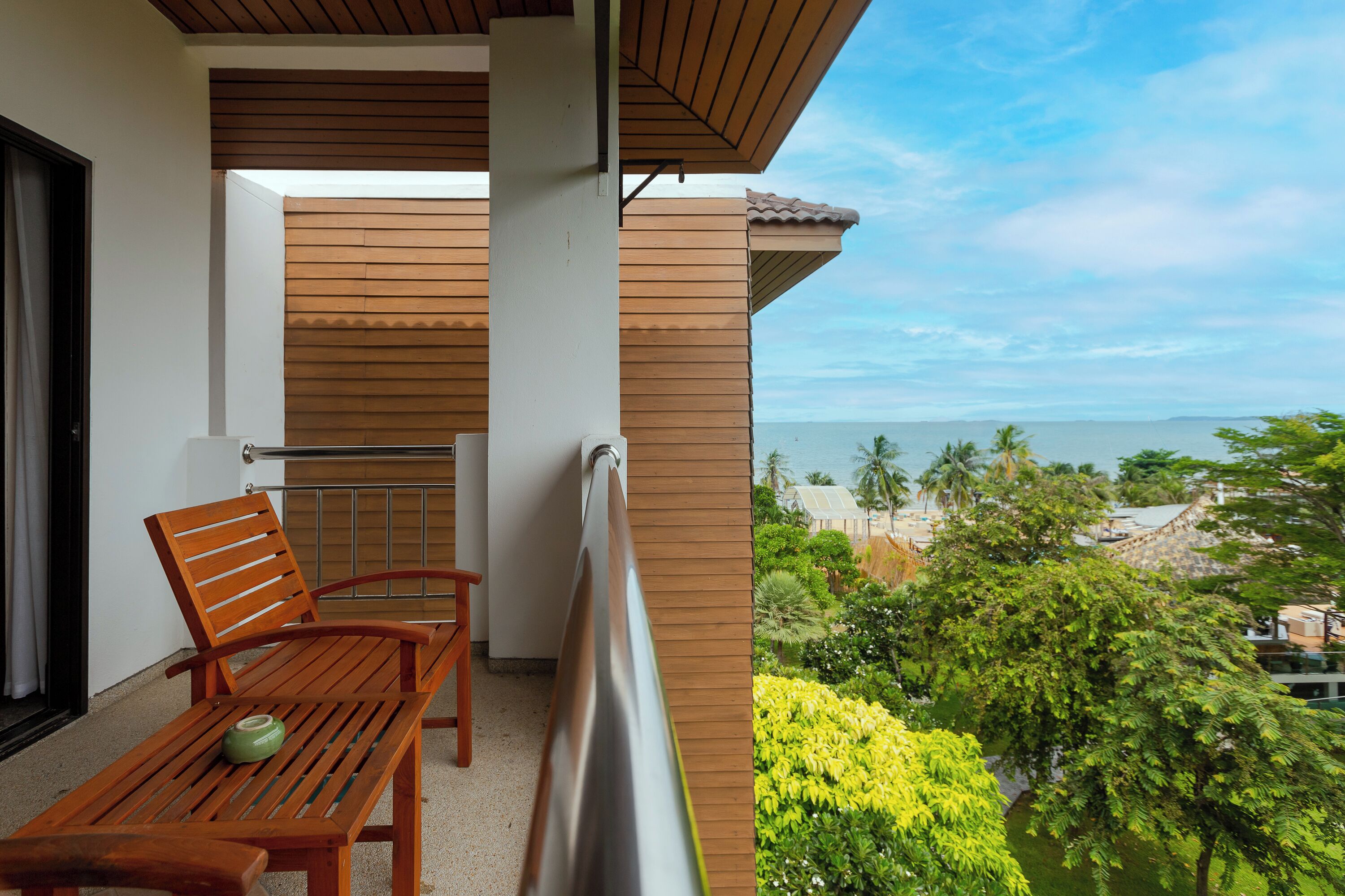 Deluxe Pool View - King | Living area