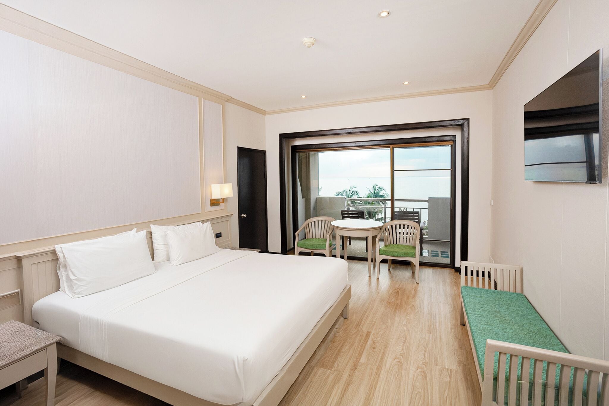 Minibar, caja de seguridad en la habitación y escritorio 