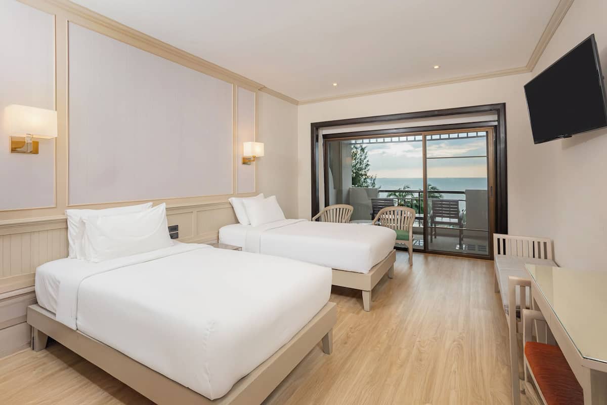 Deluxe Sea View - Twin | Minibar, in-room safe, desk, blackout drapes