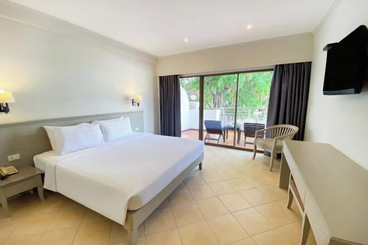 Minibar, in-room safe, desk, blackout drapes