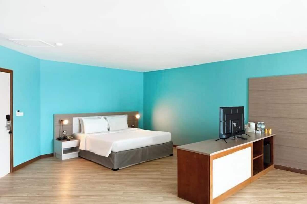 Minibar, in-room safe, desk, blackout drapes