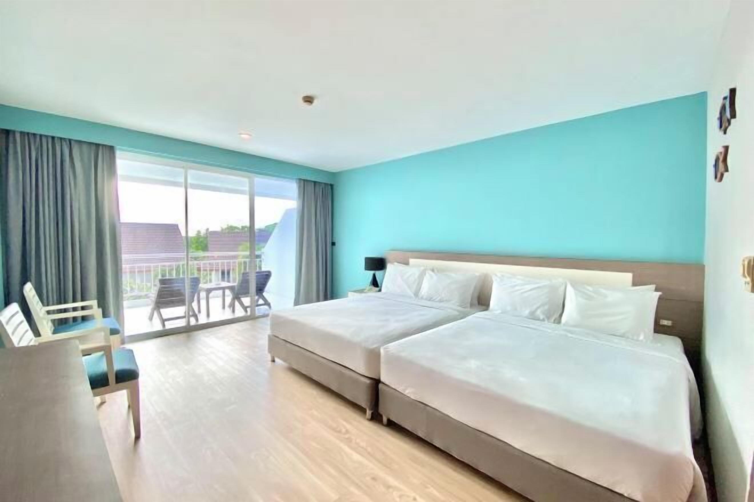 Minibar, caja de seguridad en la habitación y escritorio 