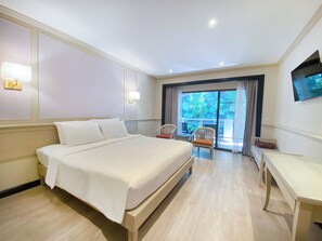 Deluxe - King | Minibar, in-room safe, desk, blackout drapes - Pinnacle Grand Jomtien Resort and Beach Club (Sattahip)