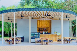 2 restaurantes, se sirven desayunos, comidas y cocina internacional