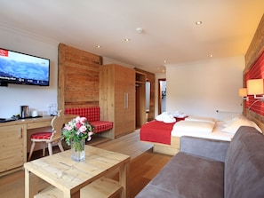 Deluxe-Doppelzimmer, Balkon, Bergblick | Wohnbereich | 27-Zoll-Flachbildfernseher mit Kabelempfang
