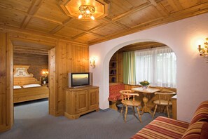 Junior Suite, Balcony, Mountain View