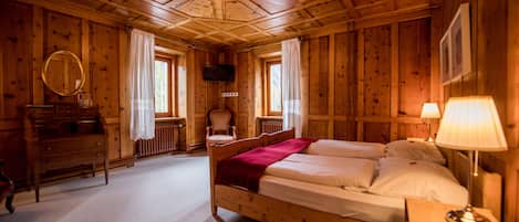 Quarto quádruplo standard | Roupas de cama antialérgicas, cofres nos quartos