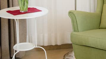 Standard Double or Twin Room | Living area