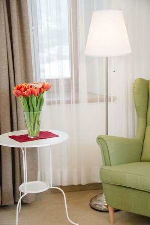 Kahden hengen standard-huone (yksi tai kaksi sänkyä) | Oleskelualue | Televisio