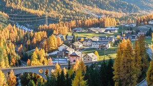 Un pueblo pequeño con casas y un puente.