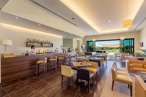 2 bars/lounges