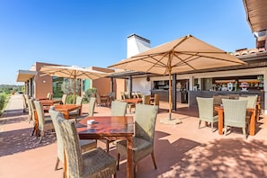 2 bars/lounges