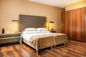 Habitació doble estàndard | Minibar, caixa forta a l'habitació i cortines opaques 