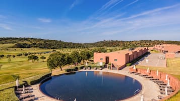 4 piscines extérieures, chaises longues
