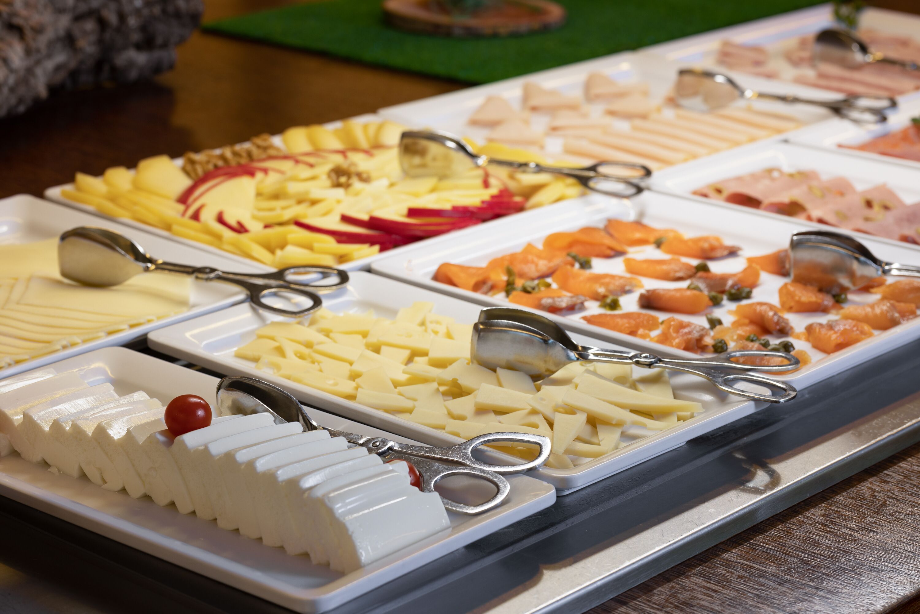 Un buffet proposant une variété de plats et d’ustensiles.