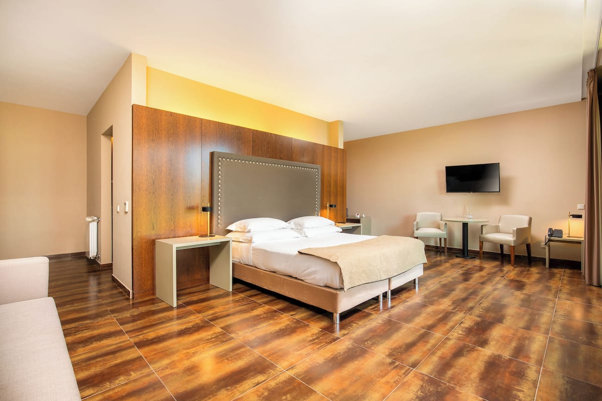 Minibar, in-room safe, blackout curtains, soundproofing
