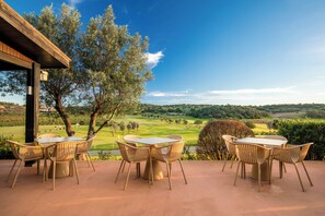 Breakfast, lunch, dinner served; golf course views - NAU Morgado Golf & Country Club (Portimão)